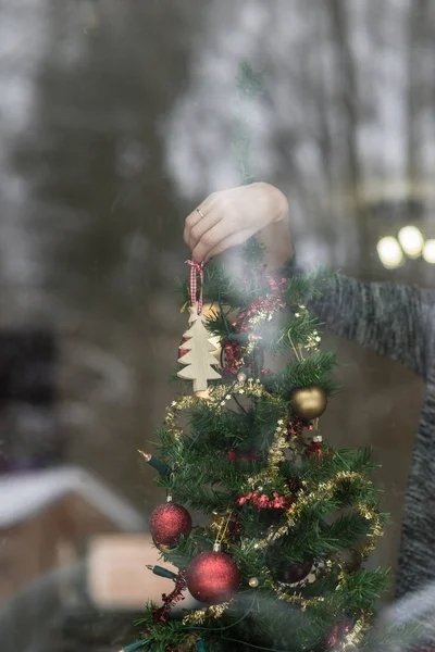 Mulher Decoração Árvore Christmass Com Ornamentos Férias Vista Através Uma — Fotografia de Stock