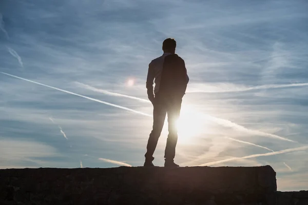 Homme Debout Sur Ligne Horizon Sur Mur Silhouette Contre Soleil — Photo