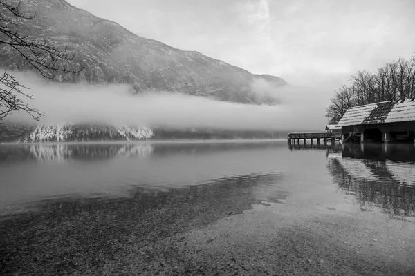 Mística Naturaleza Invierno Con Muelle Madera Hermoso Lago Bohinj Montañas — Foto de Stock