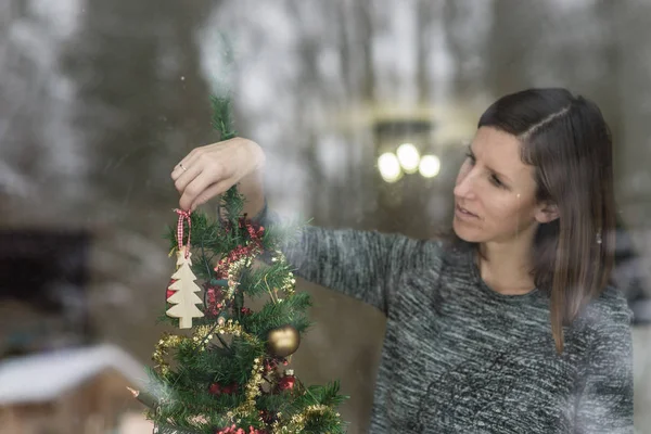 Jovem Morena Pendurada Ornamento Madeira Árvore Natal Para Temporada Férias — Fotografia de Stock