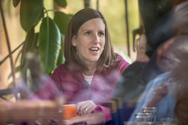 Junge Frau Gespräch Mit Einer Freundin Die Einem Kaffeehaus Sitzt — Stockfoto