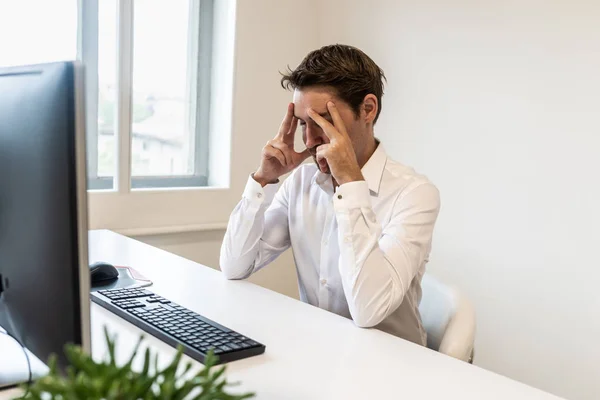 Hombre Negocios Frustrado Sentado Escritorio Oficina Frente Computadora Inclinando Cabeza — Foto de Stock