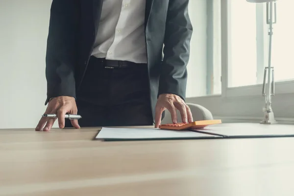 Zakenman Die Permanent Zijn Bureau Met Papierwerk Open Binder Maken — Stockfoto