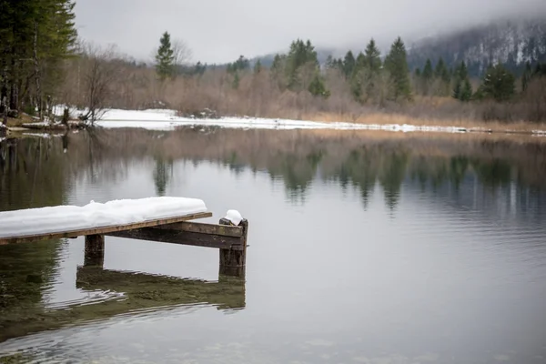 Hor Zimě Rozpadající Dřevěné Molo Příroda Odrazem Vodě — Stock fotografie
