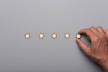 Erkek eli beş kağıt yerleştirerek yıldız gri arka plan üzerinde bir satırda kesti. Kavramsal iş kalite ve garanti.