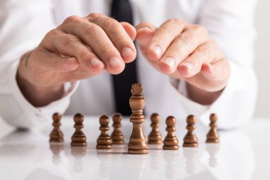 İş liderlik ve vizyon kavramı - onun avuç içi holding iş Yöneticisi köylü ve Kral satranç rakamlar götürdü..