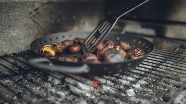 Fechar Assar Castanhas Acima Brasas — Fotografia de Stock