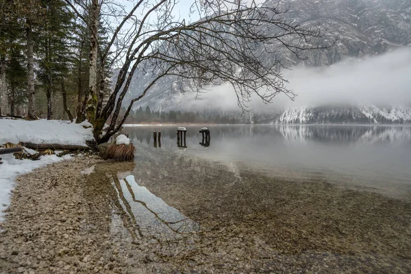 Hermoso Paisaje Invierno Con Tranquilo Lago Árboles Montañas Fondo Brumoso — Foto de Stock