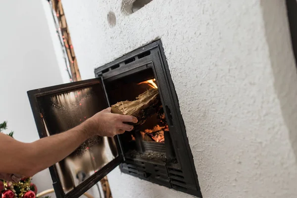 Primer Plano Mano Masculina Colocando Tronco Madera Una Chimenea Casa — Foto de Stock