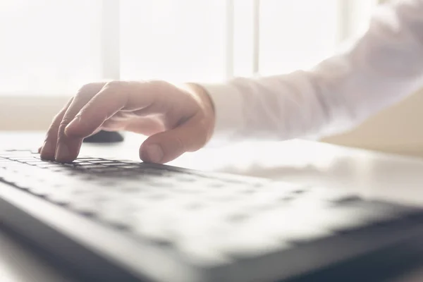 Imagen Retro Del Hombre Negocios Escribiendo Mano Teclado Computadora Oficina — Foto de Stock