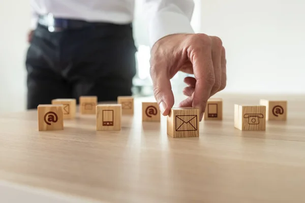 Servicio Cliente Concepto Soporte Hombre Negocios Colocando Cubos Madera Con — Foto de Stock