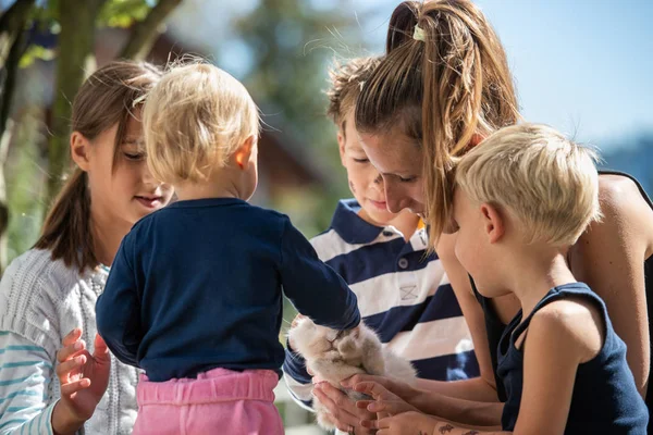 Ung Mamma Med Fyra Barn Utanför Solig Dag Krama Sin — Stockfoto