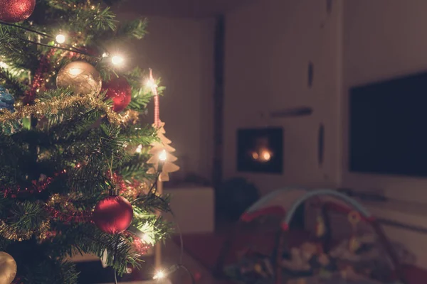 Retro Afbeelding Van Gedecoreerde Kerstboom Met Lampjes Binnen Woonkamer Met — Stockfoto