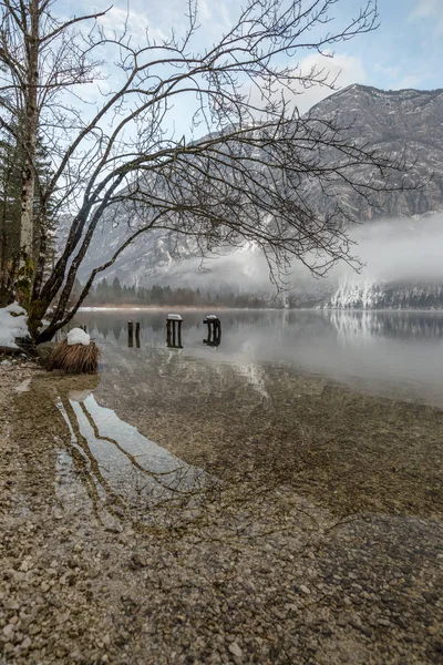 Naturaleza Hermosa Invernal Con Agua Pacífica Del Lago Bohinj Enmarcado — Foto de Stock