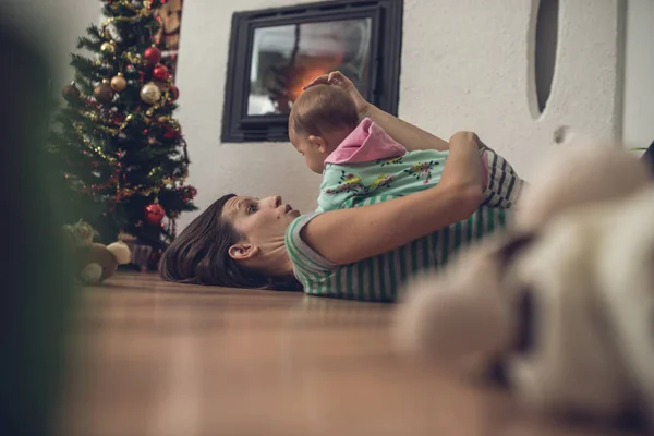 Madre Joven Acostada Suelo Frente Chimenea Con Hija Pequeña Acostada — Foto de Stock