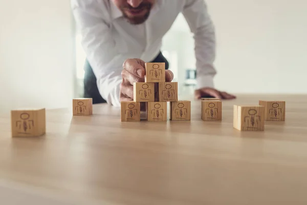 Ejecutivo Negocios Apilando Cubos Madera Con Iconos Personas Escritorio Oficina — Foto de Stock