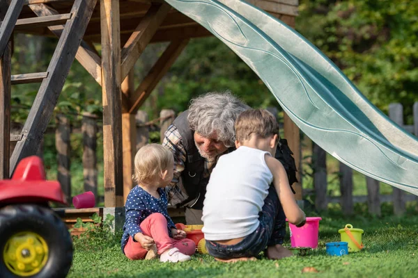 Kakek Duduk Rumput Bermain Dengan Dua Cucunya Taman Bermain — Stok Foto