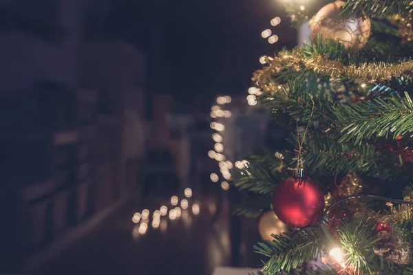 Retro görüntü bulanık ışıklar, closeup görünümü ile dekore edilmiş Noel ağacı.