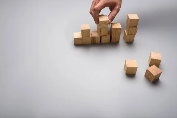 Concepto Puesta Marcha Empresa Mano Masculina Que Organiza Cubos Madera — Foto de Stock