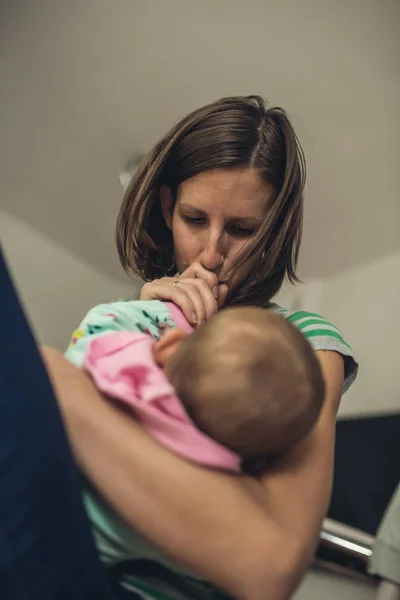 Låg Vinkel Syn Ung Mamma Håller Baby Dotter Omsorgsfullt Kysser — Stockfoto