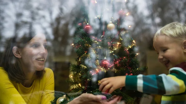 Urlaubsglück Junge Mutter Und Kleiner Sohn Genießen Die Gemeinsame Zeit — Stockfoto