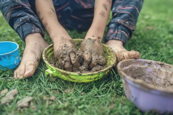 Retro Gambar Anak Balita Duduk Rumput Bermain Dengan Lumpur Memiliki — Stok Foto