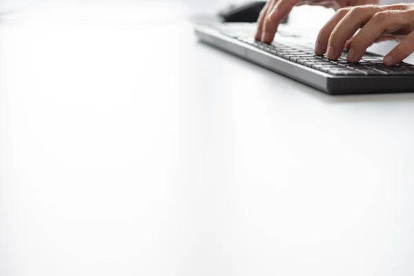 Geschäftsmann Tippt Auf Computertastatur Mit Kopierraum Für Ihren Text — Stockfoto