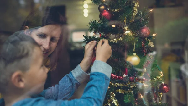 Mutter Und Sohn Schmücken Gemeinsam Den Weihnachtsbaum Blick Durch Ein — Stockfoto