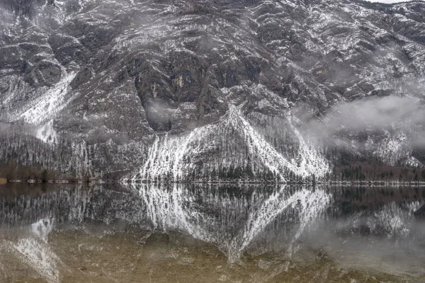 Vista Panorámica Del Tranquilo Lago Bohinj Con Montañas Fondo Que —  Fotos de Stock