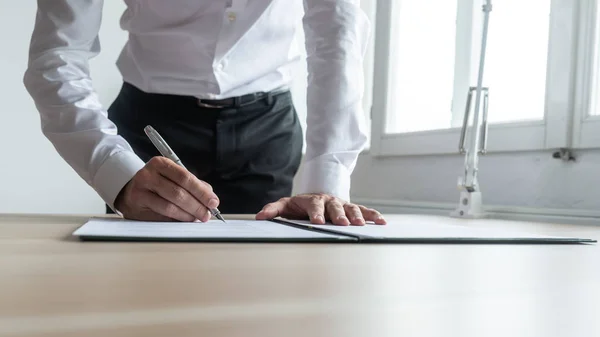 Empresário Sua Mesa Inclinado Para Assinar Documento Legal Papelada Com — Fotografia de Stock