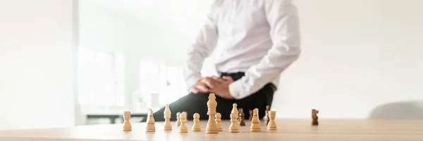 Företagsledare Som Sitter Kontor Skrivbord Med Chess Siffror Placerad Pyramidspel — Stockfoto