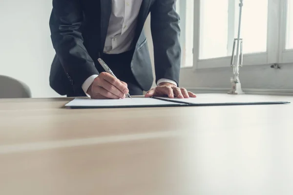 Imagen Retro Abogado Firmando Documento Legal Testamento Con Pluma Estilográfica — Foto de Stock