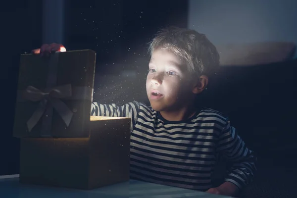 Kleinkind Öffnet Goldene Weihnachtsgeschenkschachtel Mit Magischem Staub Und Licht Aus — Stockfoto
