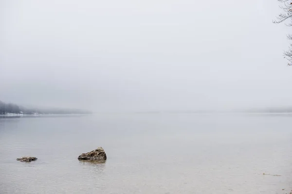 Две Скалы Видом Мистическую Тихую Воду Зимнего Озера Бохинь — стоковое фото