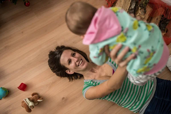 Ovanifrån Glad Ung Mamma Liggande Golvet Spelar Med Dottern Baby — Stockfoto