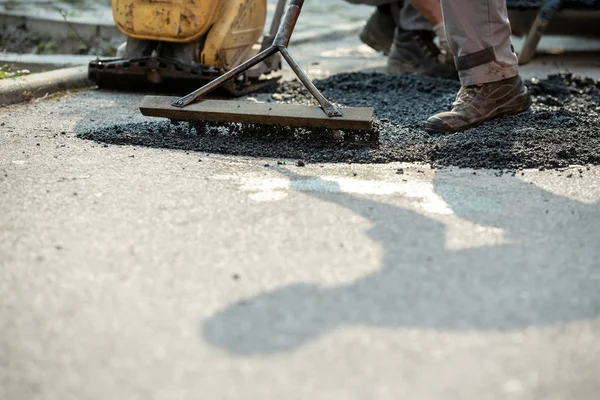 Closeup Patching Bump Road New Asphalt Using Rakes Spread Cement — Stock Photo, Image