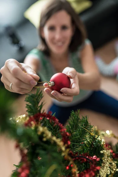 Bovenaanzicht Van Lachende Jonge Vrouw Rode Vakantie Bauble Kerstboom Brengen — Stockfoto