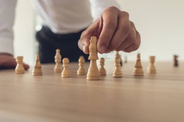 Retro tonda Kral yerleştirerek işadamı görüntüsünü satranç rakam ileri ofis masası.