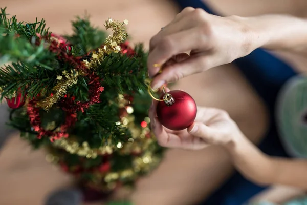 Ansicht Von Oben Frau Platziert Rote Christbaumkugel Weihnachtsbaum — Stockfoto