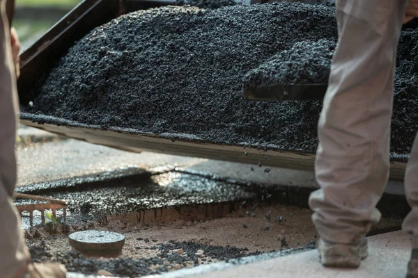 Trabajadores Construcción Aplicando Grava Cemento Bache Carretera Para Hacer Nuevo — Foto de Stock