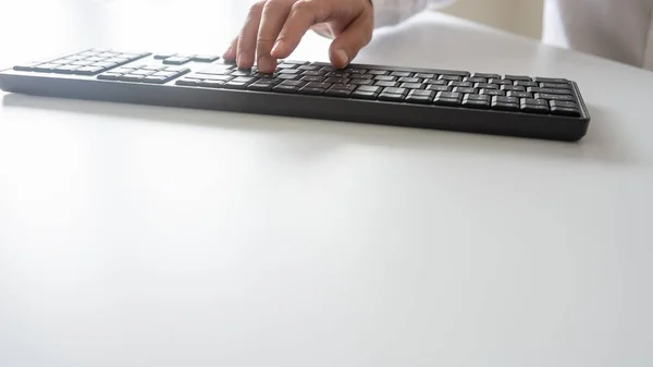 Erkek Siyah Bilgisayar Tuş Takımını Kullanarak Kopya Alanı Ile — Stok fotoğraf