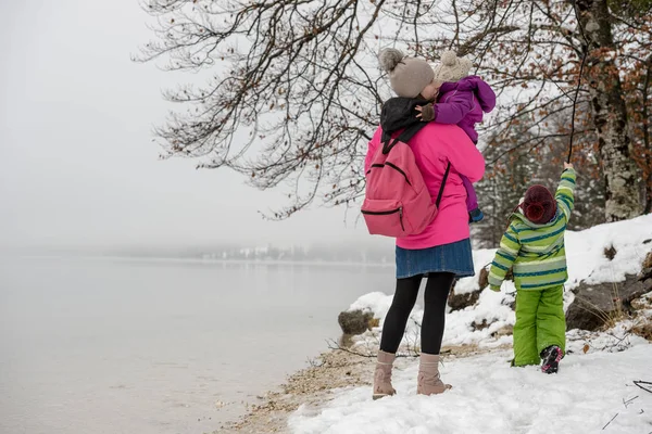 Mutter Und Zwei Kinder Genießen Einen Wintertag See Und Entdecken — Stockfoto