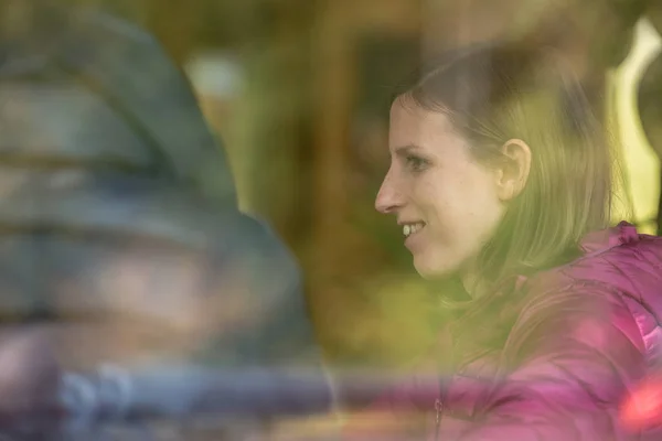 Vue Profil Une Jeune Femme Souriante Assise Dans Café Parlant — Photo