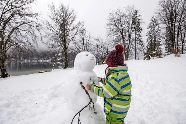 Kleine Jungen Oder Mädchen Basteln Einem Kalten Wintertag Einen Schneemann — Stockfoto