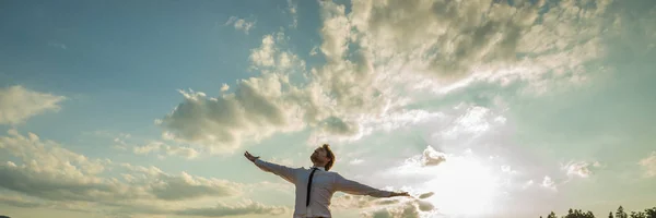 Weitwinkelbild Des Geschäftsmannes Der Stolz Unter Majestätischem Abendhimmel Mit Weit — Stockfoto