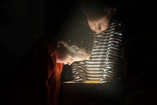Twee Peuter Jongens Permanent Gouden Geschenkdoos Met Magische Lampen Glitters — Stockfoto