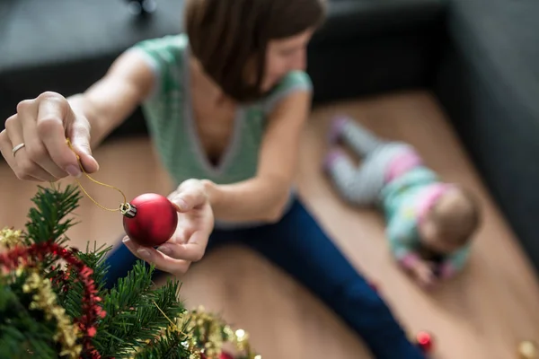 Die Junge Mutter Sitzt Auf Dem Boden Und Schmückt Den — Stockfoto