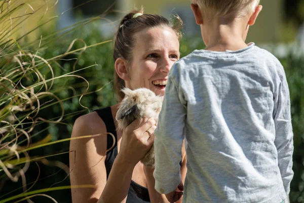 Glad Ung Mamma Hålla Lurviga Baby Kanin Visar Det Att — Stockfoto
