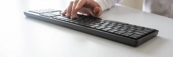 Programcı Tipik Bir Yandan Kullanarak Siyah Bilgisayar Klavye Üzerinde Işadamı — Stok fotoğraf