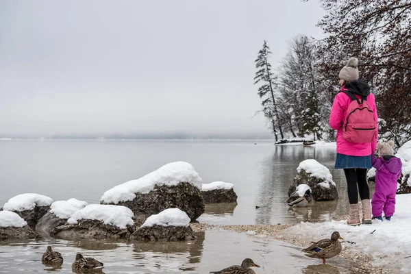 Junge Mutter Winterjacke Die Bohinjer See Mit Ihrer Kleinen Tochter — Stockfoto